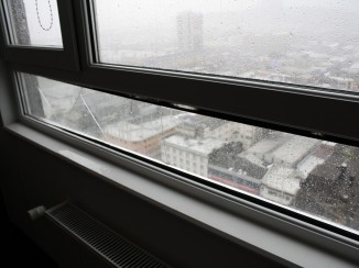 Ventanas a punto de colapsar: video muestra la furia del viento en Concepción