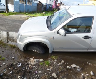 Camioneta quedó atrapada en colector de agua lluvia de Puerto Montt sin protección
