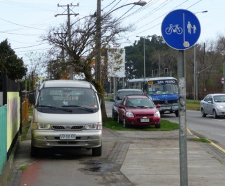 ¿Y los ciclistas por dónde pasan? Vehículos estacionan en ciclovías de San Pedro de la Paz