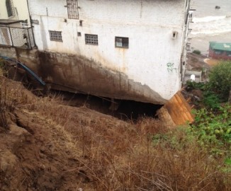 Aguas lluvias dañan estructura de edificio en Concón
