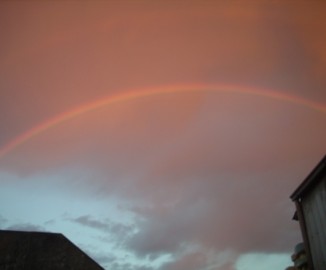 Hermoso arcoiris adorna fin de precipitaciones en cambiante atardecer de Concepción