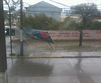 Cartel del gobierno cae y obstruye vereda de Concepción
