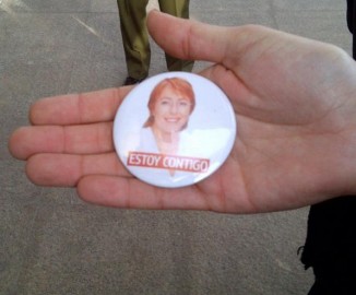 Chapita con imagen de Michelle Bachelet causa polémica en Mensaje Presidencial 