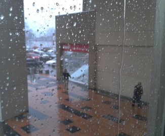 Cae ventanal frontal de local Claro en Mall Plaza Trébol