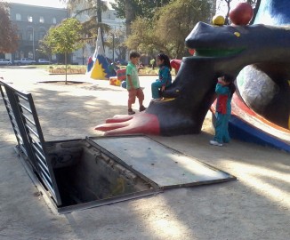 Denuncian que portón en plaza del Barrio Brasil funciona como “trampa mortal” para niños
