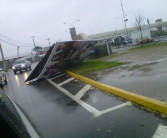 Gigantografía en medio de la calle pone en peligro tránsito cerca de Mall Plaza Trébol