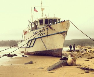 Barco de Universidad de Concepción permanece varado en playa de Dichato tras fuertes marejadas 