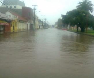 ¿Quintero navegable? Calle de la comuna se convirtió en río con lluvias que afectaron la zona