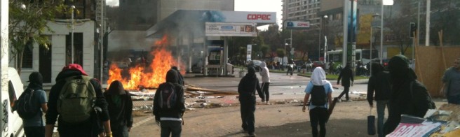 Encapuchados se enfrentan a Carabineros en el centro de Santiago 