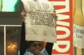 Imagen:Carlos Tevez burlándose de Alex Ferguson (YouTube)