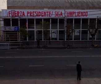 Lienzo de apoyo espera a Piñera frente al Congreso: “¡Fuerza Presidente!, siga cumpliendo”