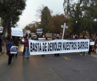Vecinos protestan en defensa de Barrio Yungay y critican a alcalde Zalaquett