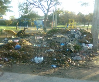 Plaza de juegos para niños de Ñuñoa se convierte en basural: ¿Falta de educación? 