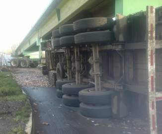 Camión volcado en rotonda Pedro Aguirre Cerda produce congestión vehicular en San Pedro