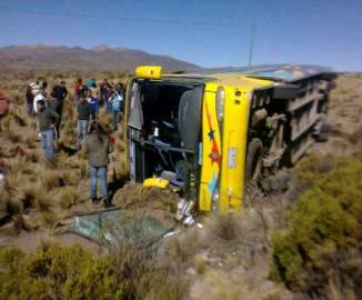Vuelca bus con hinchas chilenos que iban a alentar a “La Roja” en Bolivia