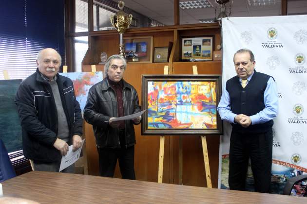 Alcalde junto al ganador | Municipalidad de Valdivia