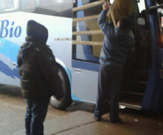 The Chilean Way: Chofer y auxiliar de Buses Bío-Bío “reparan” ventana con cinta de embalaje