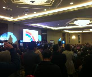 Arcoiris “concertacionista” destruido atrae miradas en discurso de Allamand en homenaje a Aylwin