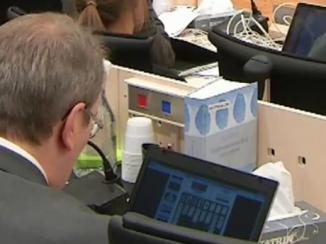 Sorprenden a uno de los jueces del caso de Breivik jugando al solitario en pleno juicio Sorprenden a uno de los jueces del caso de Breivik jugando al solitario en pleno juicio