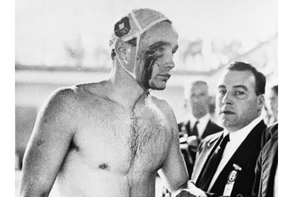 El húngaro Elvin Zador a la salida de la piscina tras la "batalla" El húngaro Elvin Zador a la salida de la piscina tras la "batalla"