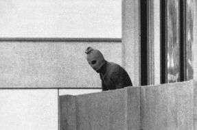 Imagen:Terrorista durante la toma de rehenes | Archivo