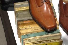 ¿Falabella destruye libros para mostrar mejor los zapatos que vende?
