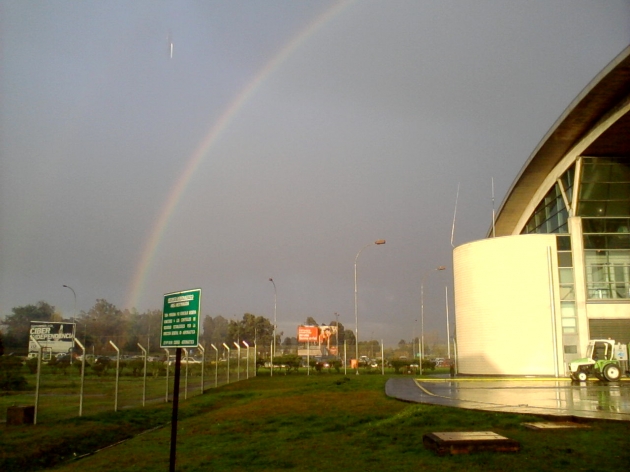 El final del arcoiris estaba en el estacionamiento del Aeropuerto | pablo pradenas El final del arcoiris estaba en el estacionamiento del Aeropuerto | pablo pradenas