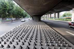 Denuncian cruel medida contra mendigos en China: Instalan miles de estacas de concreto bajo puentes