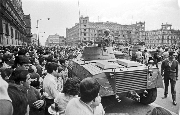 Militares mexicanos en el zócalo de la capital