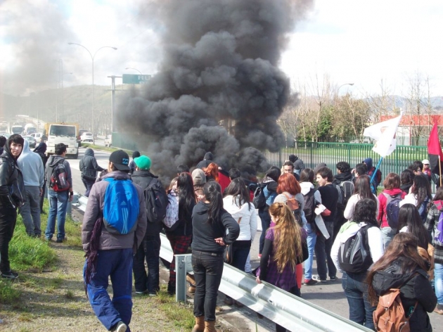 Protesta en las afueras de la UCSC | Camilo Fierro