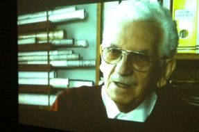 Imagen:Miguel Lawner, en el documental sobre el edificio del GAM