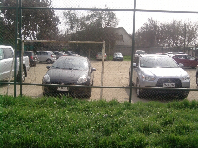 usan cancha como estacionamiento | Neftali Lorca