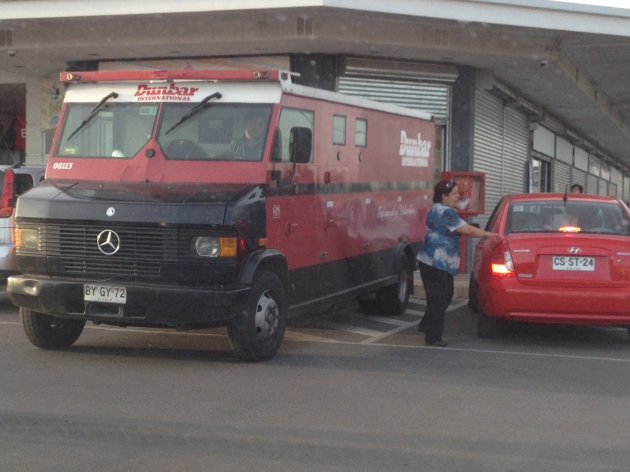 Camión de valores en estacionamiento para discapacitados | Cristian Espejo