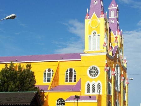 Iglesia de Castro es pintada con particulares colores en su fachada | Notas  | BioBioChile