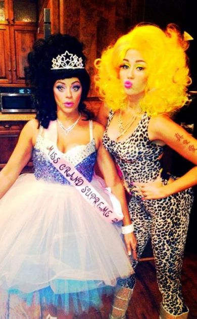 Miley Cyrus como la cantante Nicki Minaj | eonline.com
