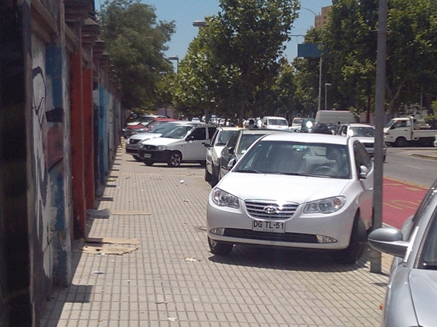 Estacionamientos ilegales en la Avenida Exposición | Sergio Aravena