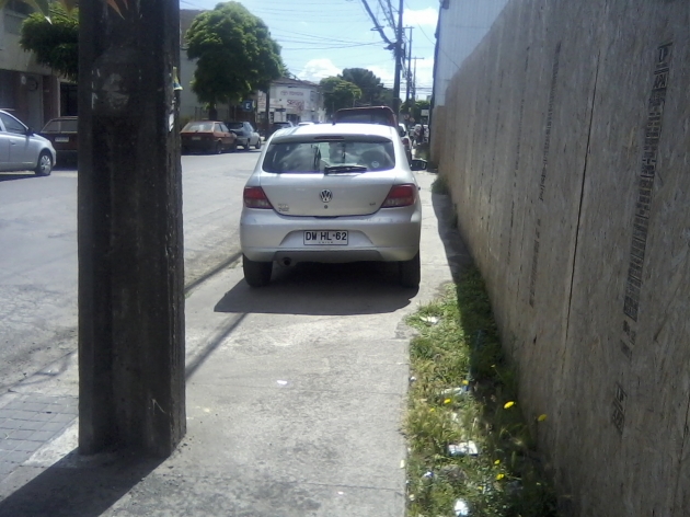 Insólito estacionamiento en las veredas | Verónica Cares