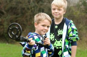 Imagen:Sonny y su hermano mayor | Daily Mail