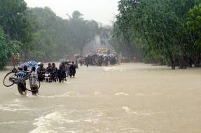 800px-People_bus_and_bike_in_rain_and_floodwater-287x190.jpg