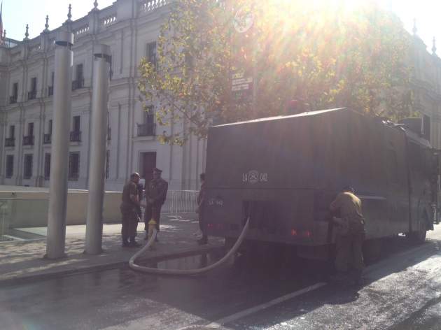 Guanaco extrae agua desde grifo en La Moneda