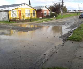 Piscina de lodo adorna calle en sector de Rahue Alto en Osorno