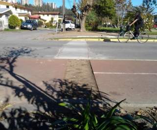 Peligroso bache en ciclovía de San Pedro de la Paz ha provocado accidentes durante 2 semanas
