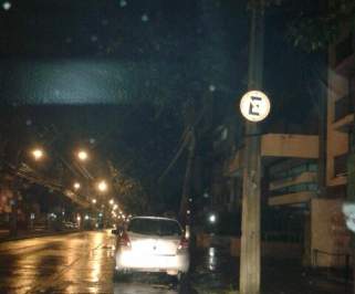 Denuncian automóviles mal estacionados en calle Chacabuco de Concepción