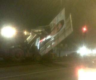 Menos de 24 horas duraron carteles de Pablo Longueira en Concepción: Municipio los “demolió”