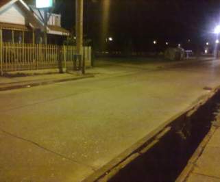 Peligroso estado de calle en Talcahuano pone en riesgo a niños y automovilistas