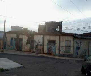 Denuncian gran peligro para peatones por casa a punto de derrumbarse en Valparaíso