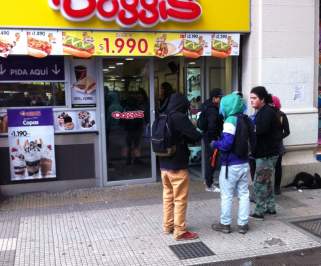 Fanáticos del completo ya hacen fila afuera de locales… a las 09:00 de la mañana