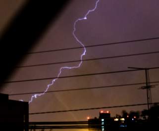Rayo ilumina noche de tormenta en Santiago