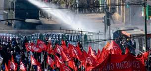 Dos motocicletas de Carabineros quemadas, saqueos y graves incidentes tras discurso de Piñera
