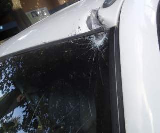 Fierro de un poste casi perfora una camioneta en calle céntrica de Concepción